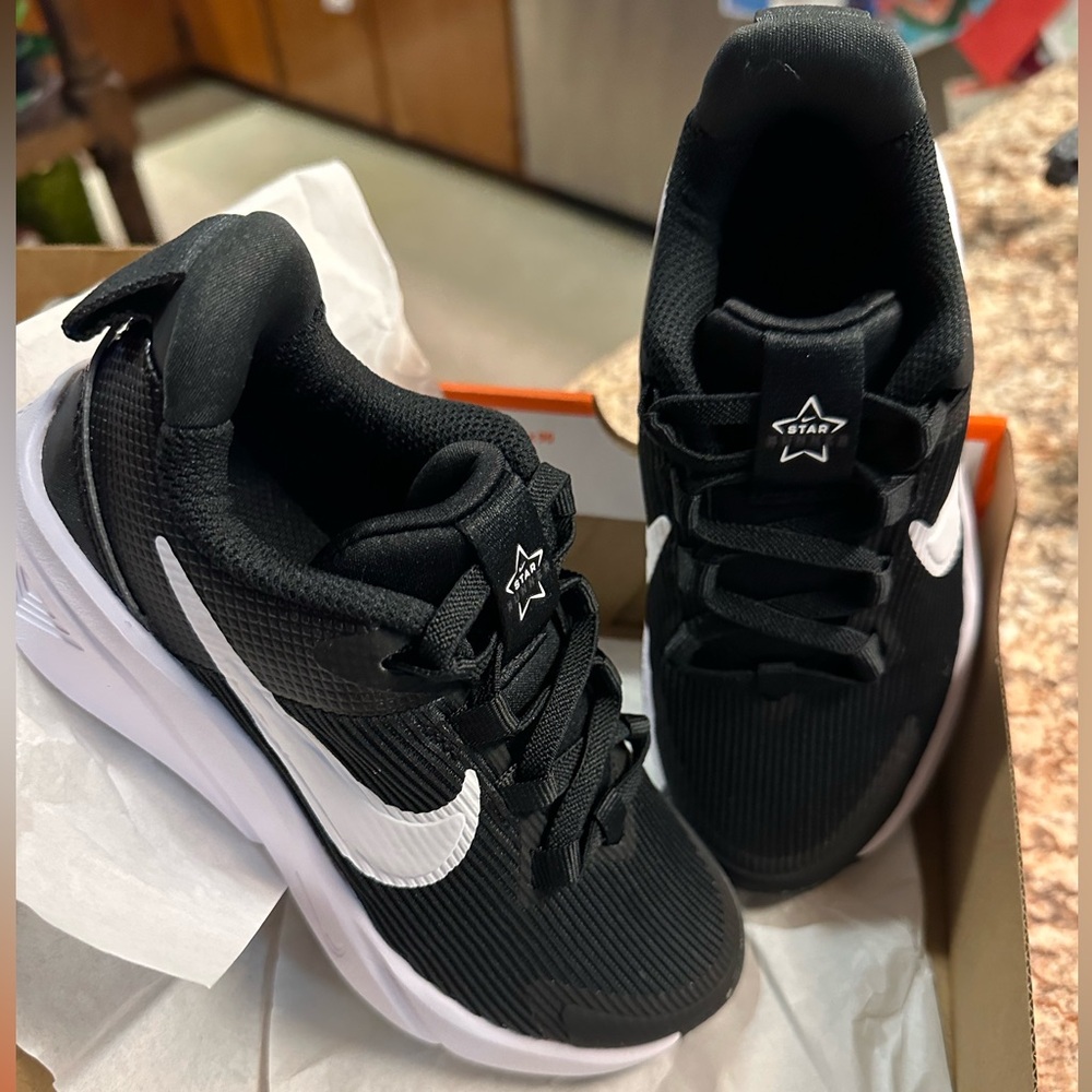 Nike Star Runner 4 Shoes - Black and White - NWT